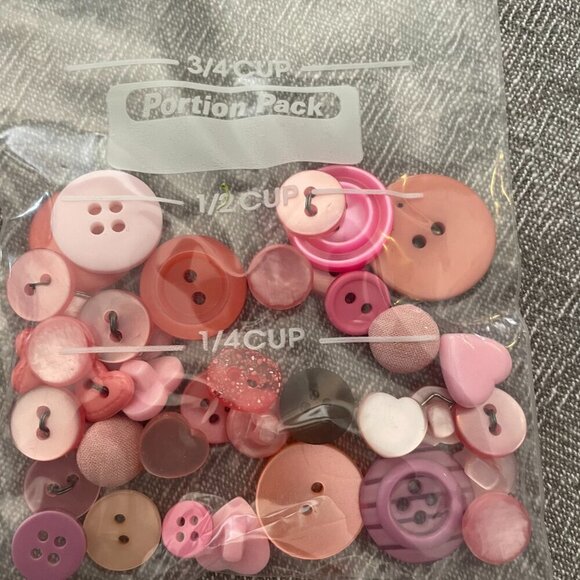 Set of Mixed Red Pink Buttons Hearts Round Craft Replacement Buttons! - Picture 4 of 4